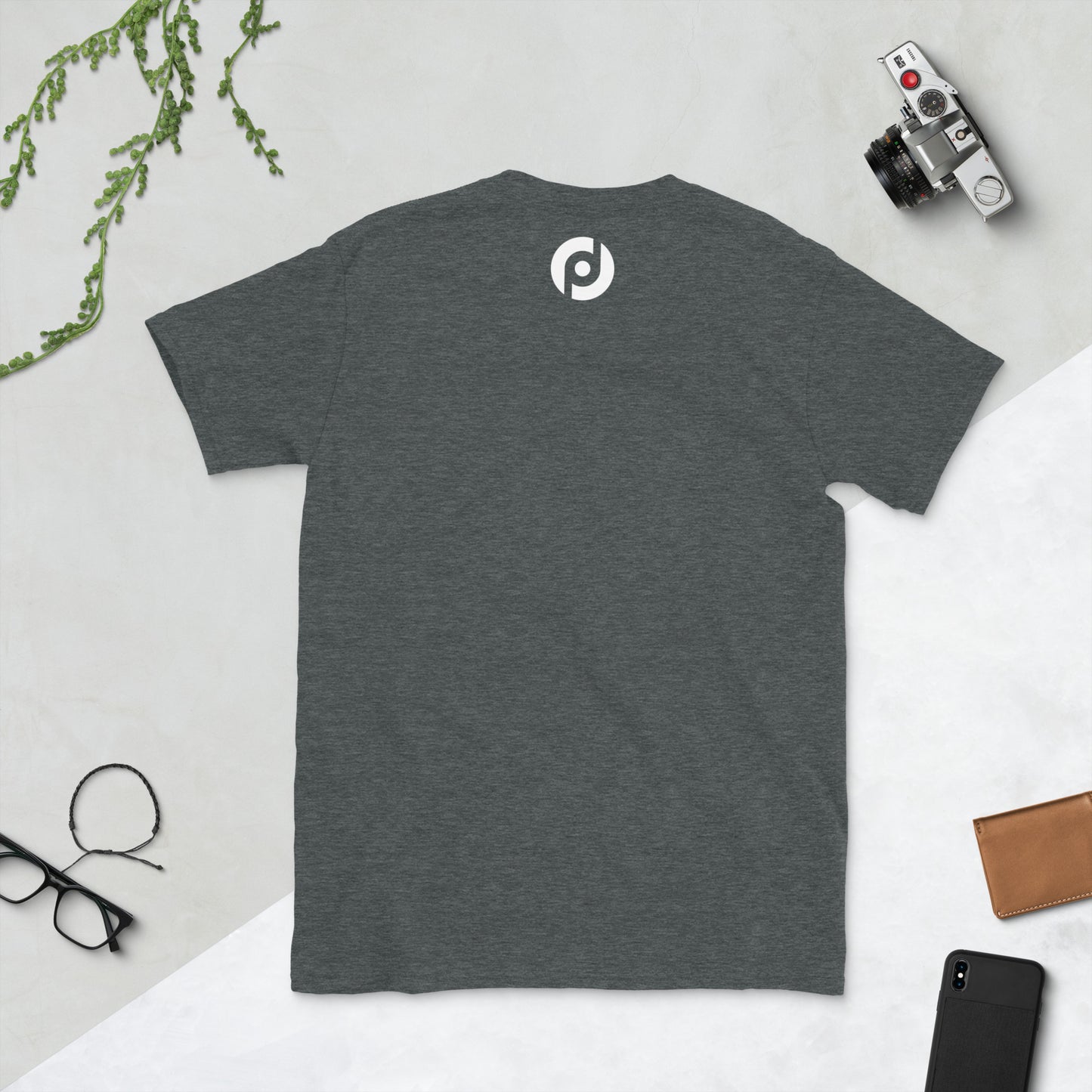 Camiseta color logo branco