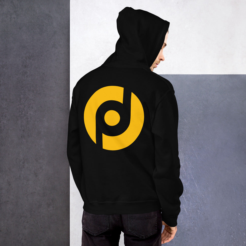 Casaco preto com capuz e logo amarelo